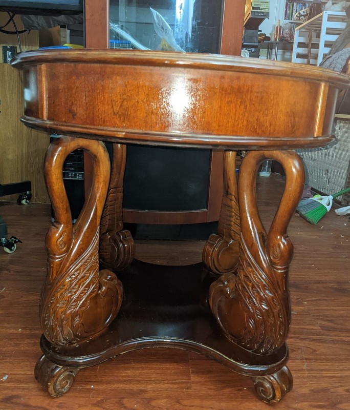 pulaski furniture Antique swan accent table / Mahogany.