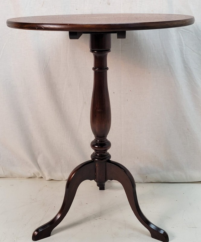 1920s Queen Anne Style Mahogany Tilt Top Table with Pencil Inlay gallery