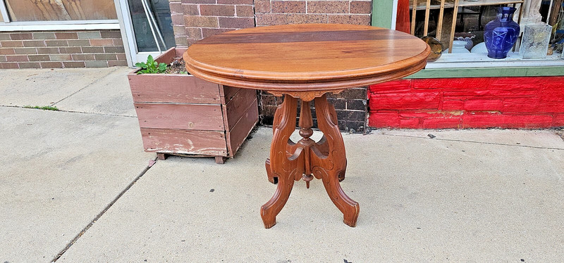Antique Victorian Walnut oval Parlor table 1880’s