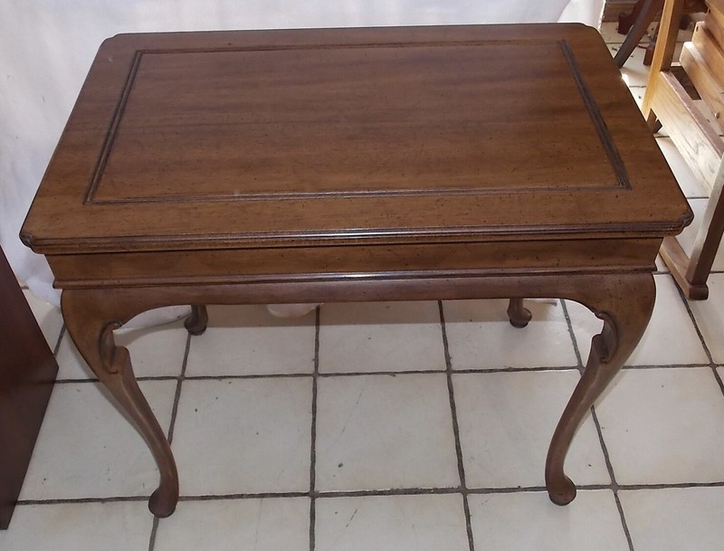 Walnut Georgian Court Tea Table / End Table by Davis (ET432)