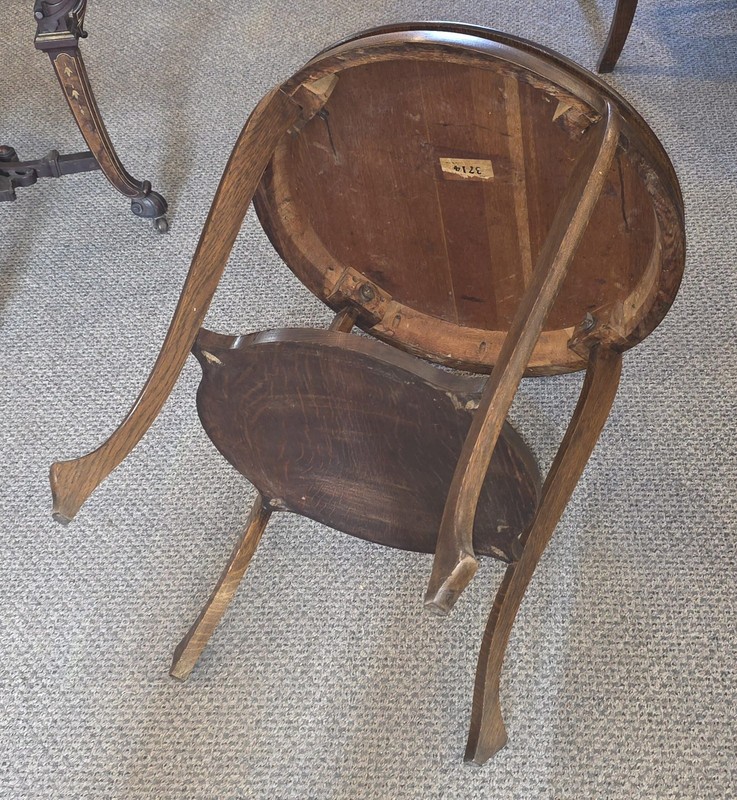 Antique Round Oak Lamp or Parlor Table – gallery