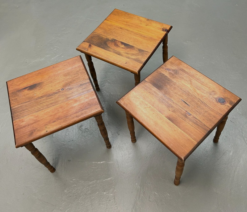 Set 3 KNOTTY PINE WOOD SIDE TABLES Spindle Legs Woodgrain VTG Furniture 15″ SQ