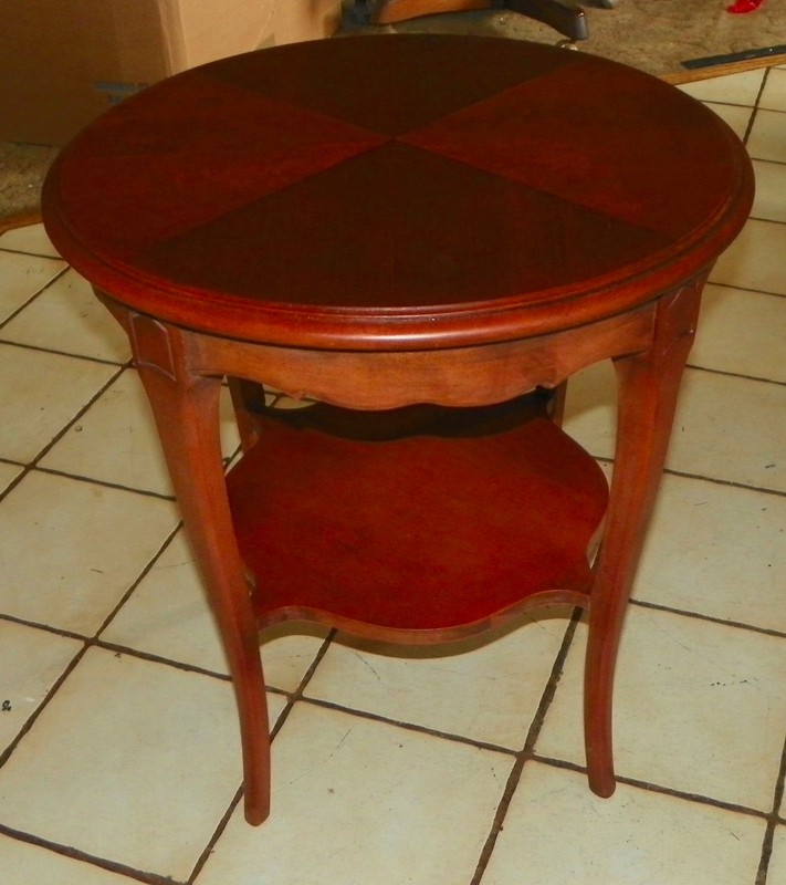 Round Mahogany Book Match Veneer Top Lamp Table / End Table by Drexel (PRT134) gallery
