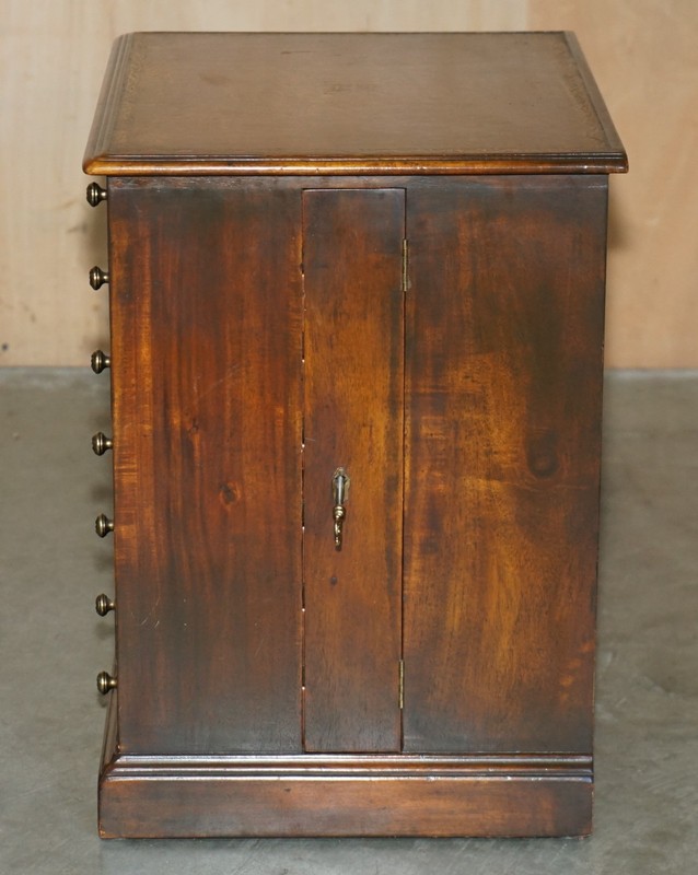 UNIQUE PAIR OF LOCKABLE THEODORE ALEXANDER NIGHTSTAND COLLECTORS DRAWERS TABLES gallery