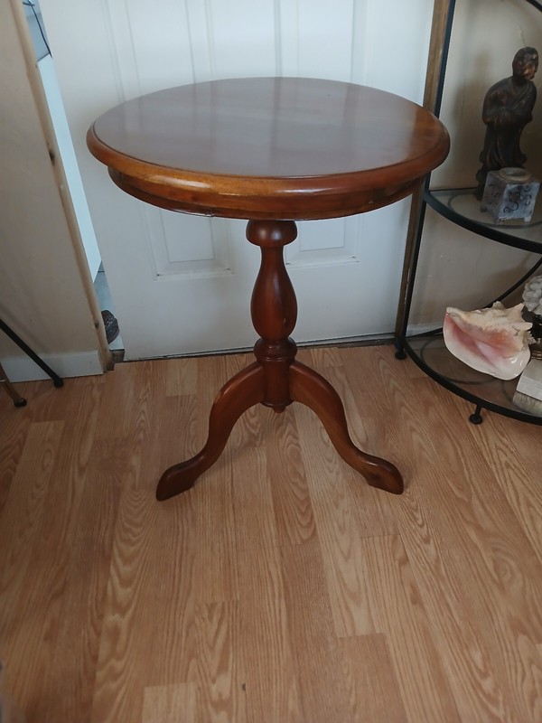 VTG Wood table round Queen Anne Style Repoduction 26.5in x 19in Top