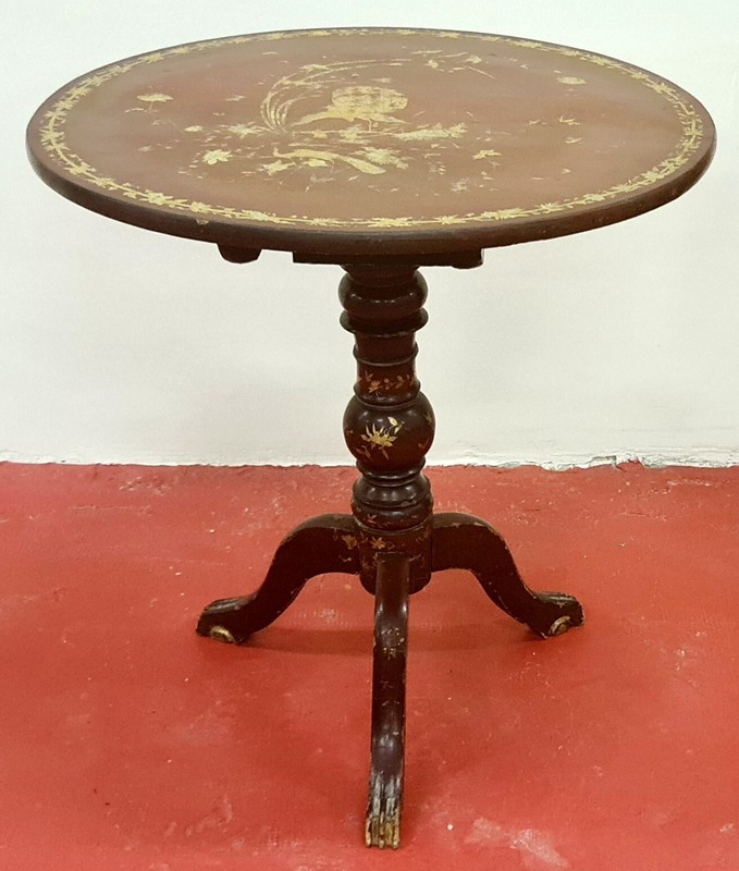 SIDE TABLE. LACQUERED WOOD. POLYCHROME WITH ORIENTAL MOTIFS. XIX CENTURY.