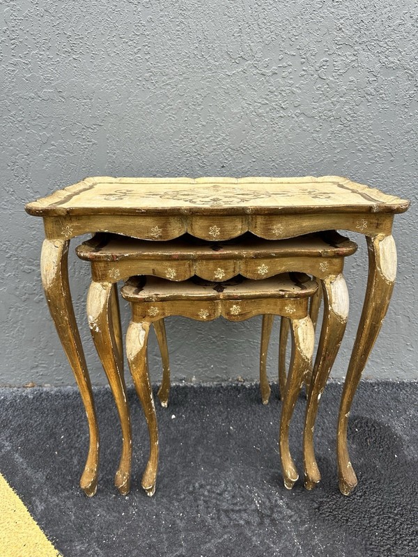 SET OF THREE FLORENTINE ITALIAN GOLD GILT WOODEN TABLES NESTING gallery
