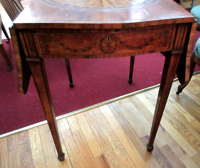 IMPORTANT 18th c. HEPPLEWHITE PEMBROKE TABLE SATINWOOD/SERPENTINE SHAPED LEAVES