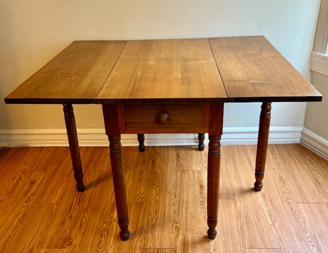 Antique American Colonial Gateleg Drop Leaf Farmhouse Dining Table