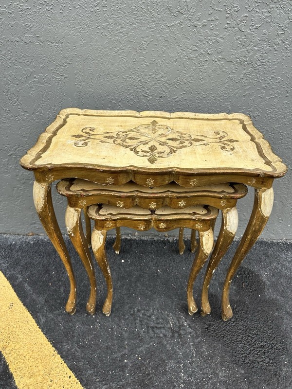 SET OF THREE FLORENTINE ITALIAN GOLD GILT WOODEN TABLES NESTING gallery