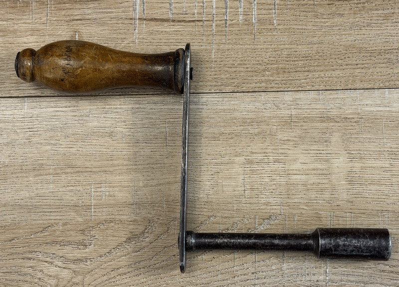 VINTAGE WIND OUT EXTENDING DINING TABLE CRANK HANDLE WINDER
