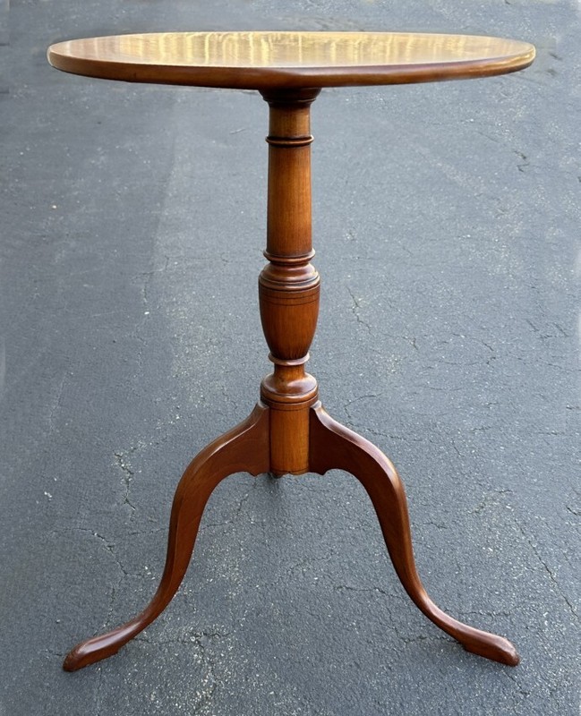 Fine bench made Queen Anne style snake foot candle stand. Early to mid 20th cent