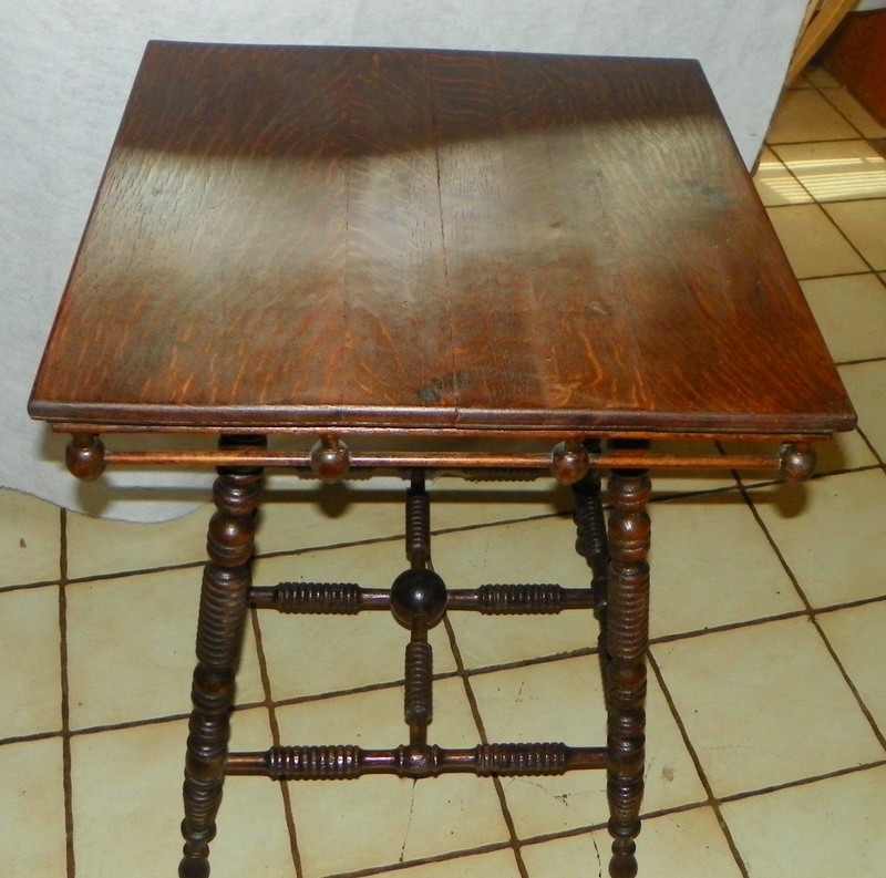 Quartersawn Oak Stick & Ball Lamp Table / Parlor Table (PRT41) gallery