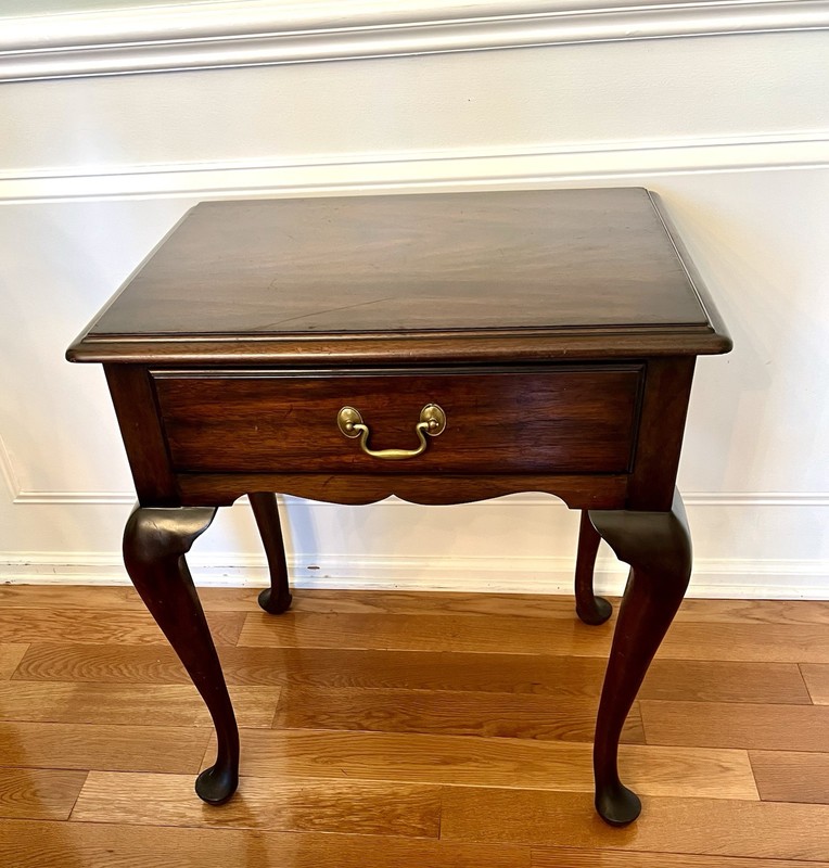 Henkel Harris Queen Anne Side Table Mahogony