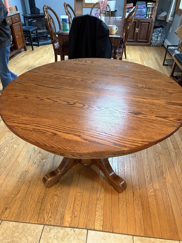 Round Oak Pedestal Dinning Table With Leaf (4’ Diameter)