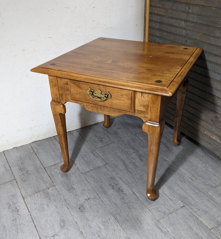 Vintage Ethan Allen Heirloom Nutmeg Maple Wood Queen Anne End Table 10-8035