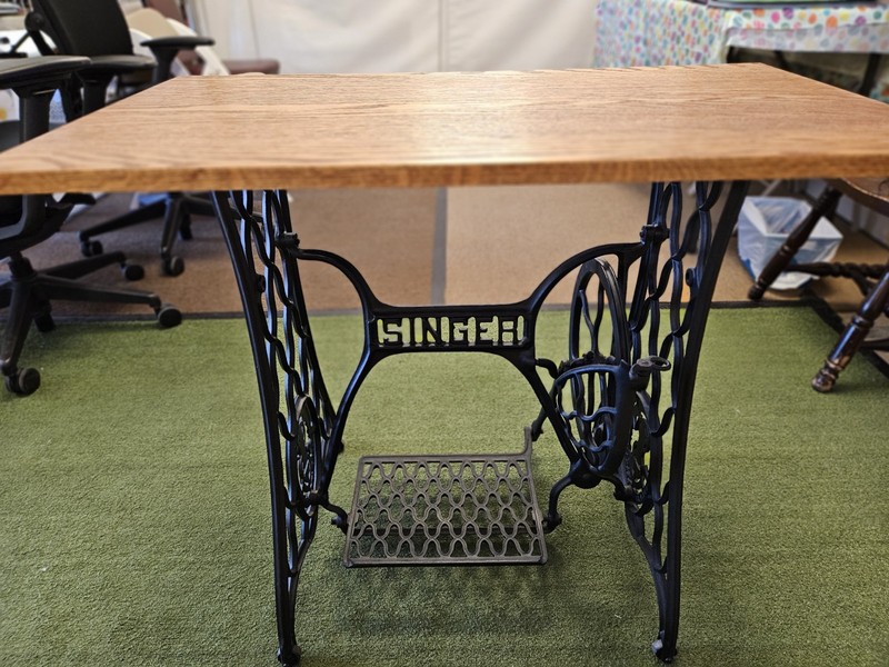 Singer Sewing Vintage Table- EXCELLENT Condition -PICK UP ONLY Pennsylvania