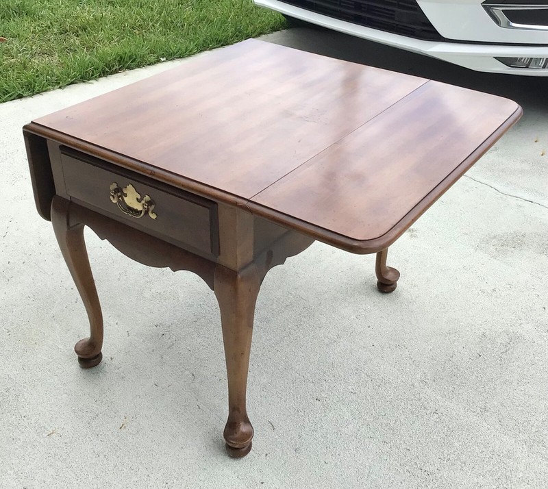 Hammary end table / coffee table foldable