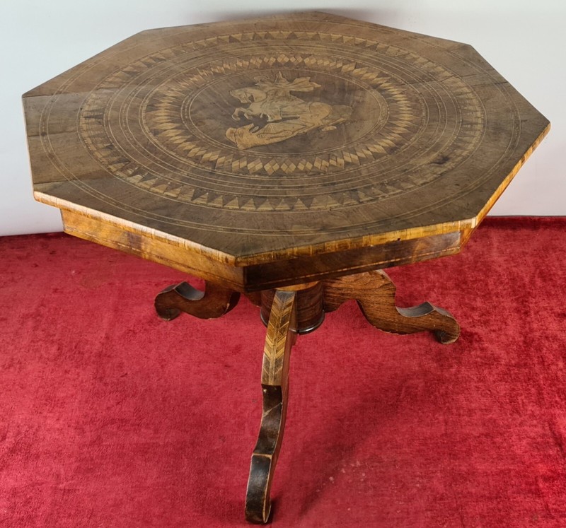SORRENTINE TABLE. CARVED WOOD WITH MARQUETRY. ITALY. XIX CENTURY.