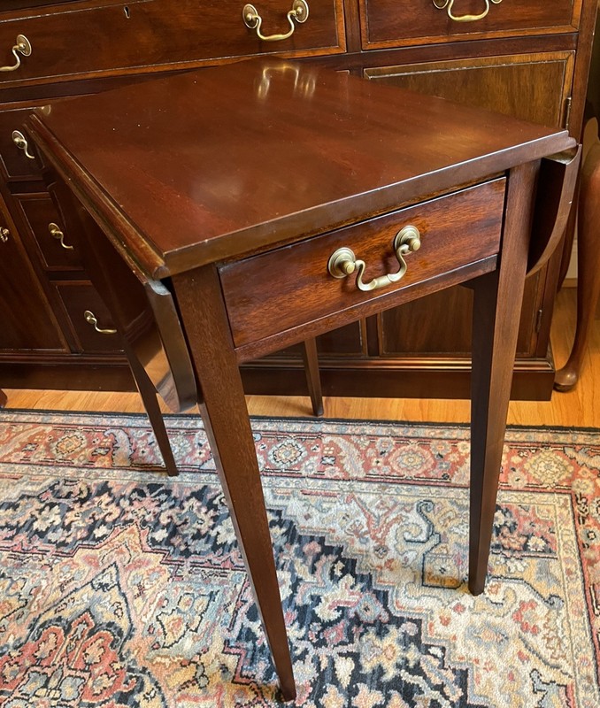 Henkel Harris Solid Mahogany Drop Leaf Pembroke Table No. 5604