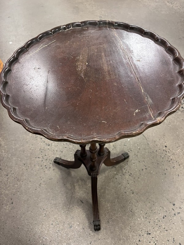 Fine Furniture Gordons Inc. Johnson City Tennessee Wood End Table 20.5” Tall