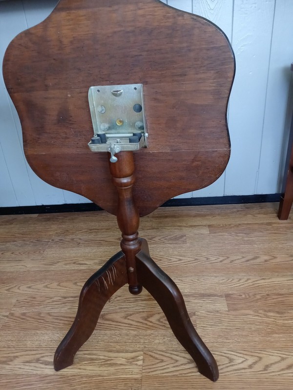 Round Mahogany Gold Leaf Rimmed Parlor Table / Lamp Table by Imperial (T63)