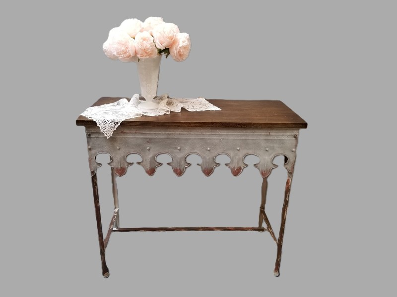 Creative Co-Op Metal Scalloped Edge Table with Zinc Finish and Wood Top