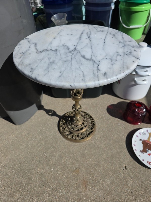 BRASS & ROUND MARBLE TOP ACCENT TABLE – MADE TAIWAN (17″ tall x 12″ wide)