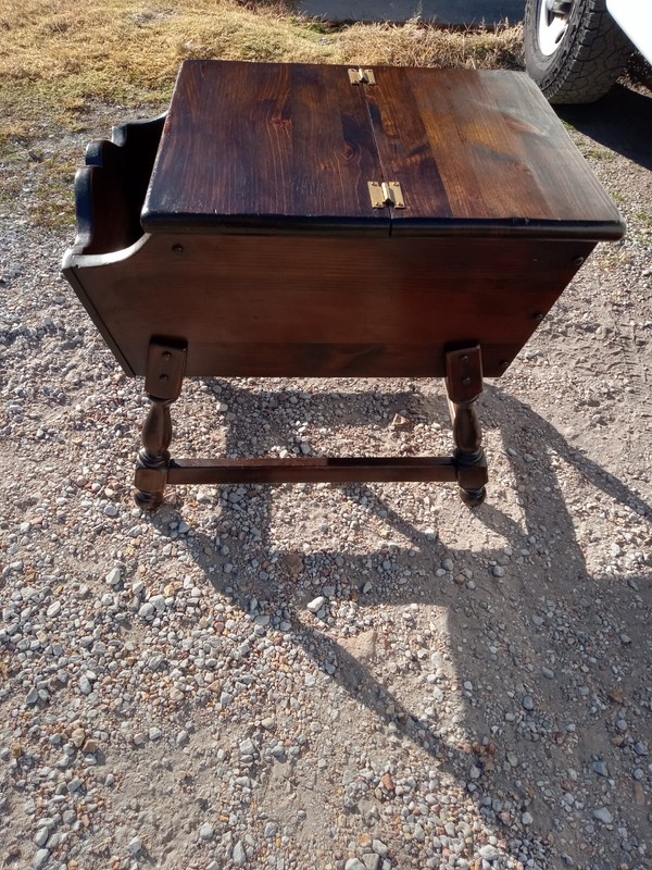 Mid Century Pine Old Tavern Dough Box End Table (ET684) (EA-10) gallery