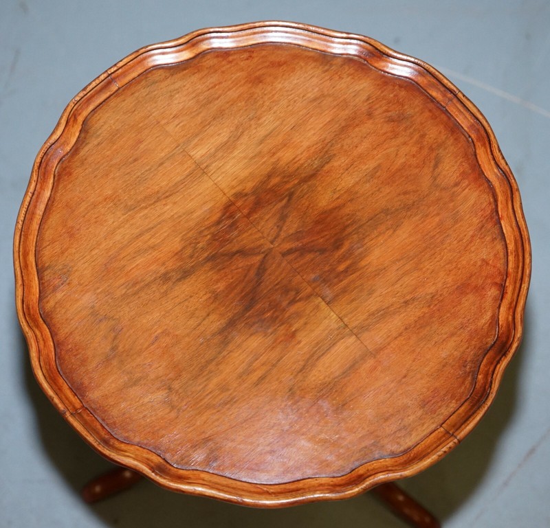 LOVELY VINTAGE WALNUT PIE CRUST EDGE TRIPOD LAMP SIDE END WINE TABLE THREE LEG gallery