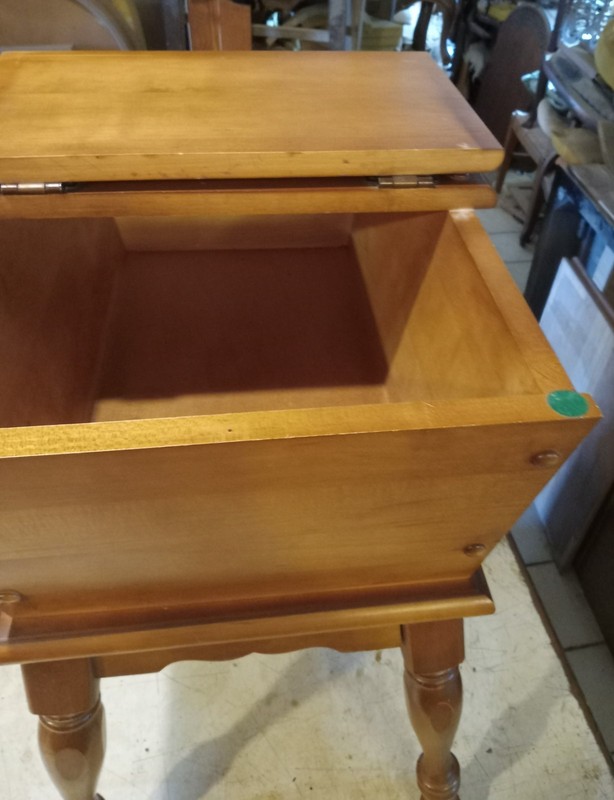 Mid Century Maple Doughboy End Table / Side Table (ET824) gallery
