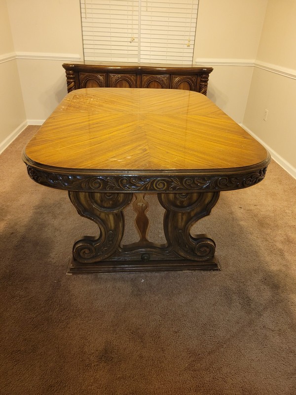 medium Vintage brown dinning room table in mid good condition,