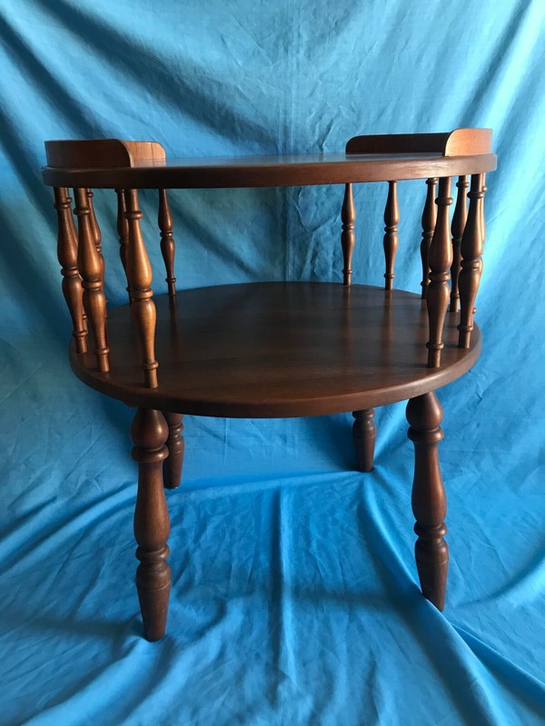 Vintage 22” Round Two-Tier Spindle End Table / Nightstand **LOCAL PICK-UP ONLY**
