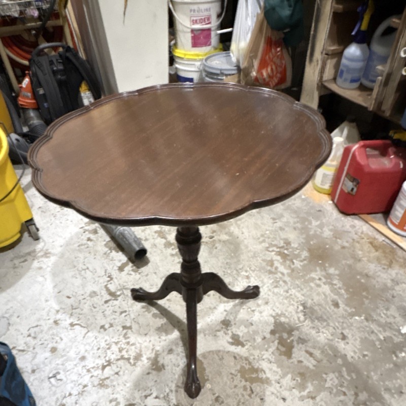 Antique Wood Tilt Top Round Tea Table with Scalloped Edge for Living Room gallery