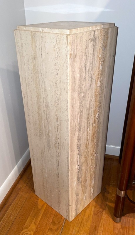 VINTAGE 1970s MID-CENTURY ITALIAN VARIEGATED TRAVERTINE PEDESTAL - MINT