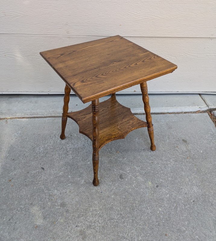 Vintage Victorian Oak Wood Parlor Table Turned Legs 2-Tier Scalloped Shelf L46