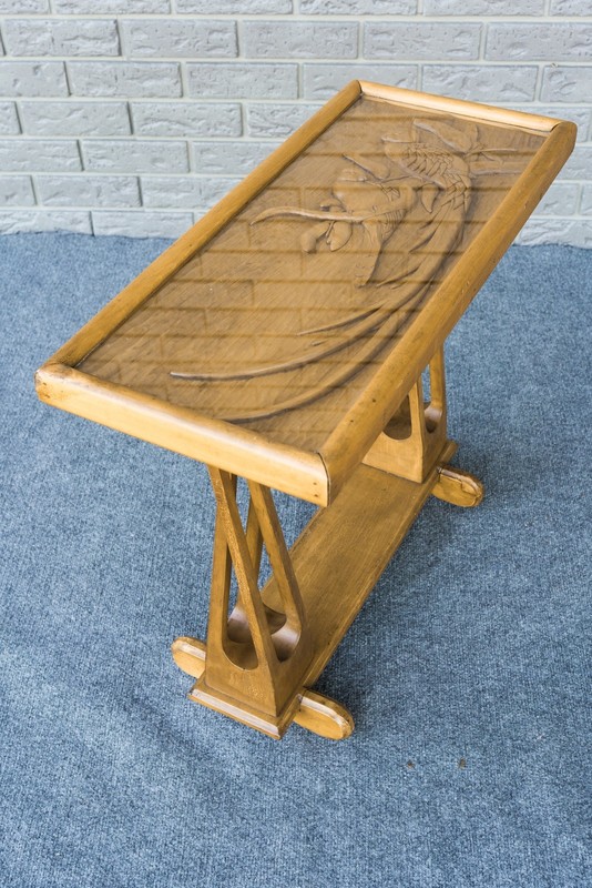 Mid Century Deco Hand Carved Tropical Parrot Open Twist Leg End Table