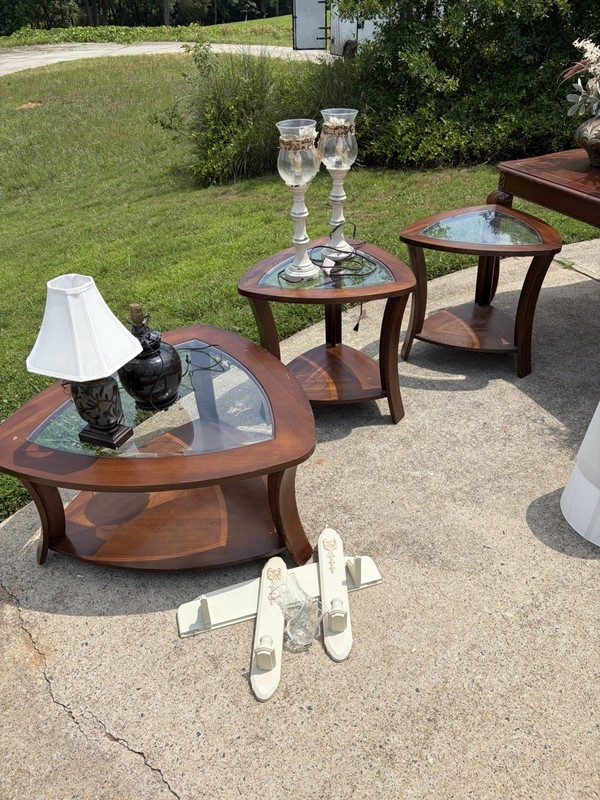 2 End Tables And 1 Coffee Table. I Need Gone Asap. 75 For All Of Them Or 25 Each