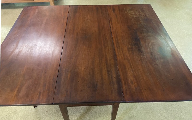 Rare American Hepplewhite San Domingo mahogany dining table Federal period c1810 gallery