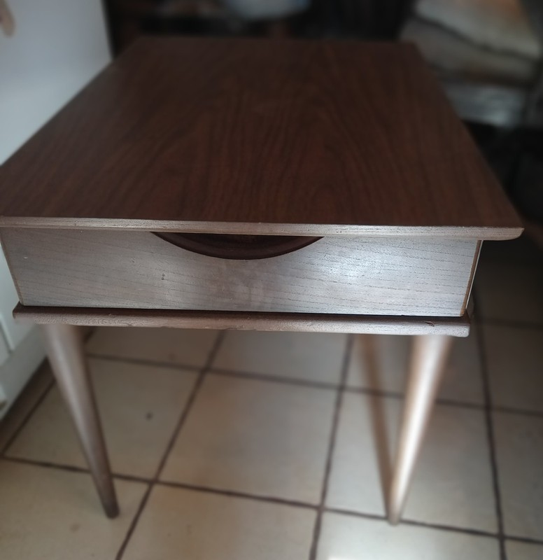 Mid Century Walnut Formica Top End Table / Side Table (ET821)