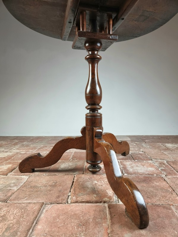 A Fine Early 18th Century Tripod Table. gallery