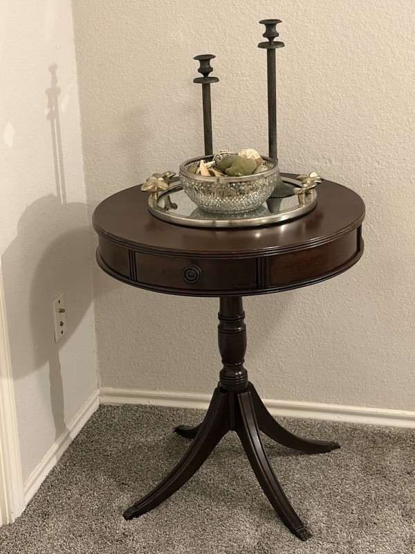 Federal Style (Duncan Phyfe) Antique Mahogany Round Accent Table