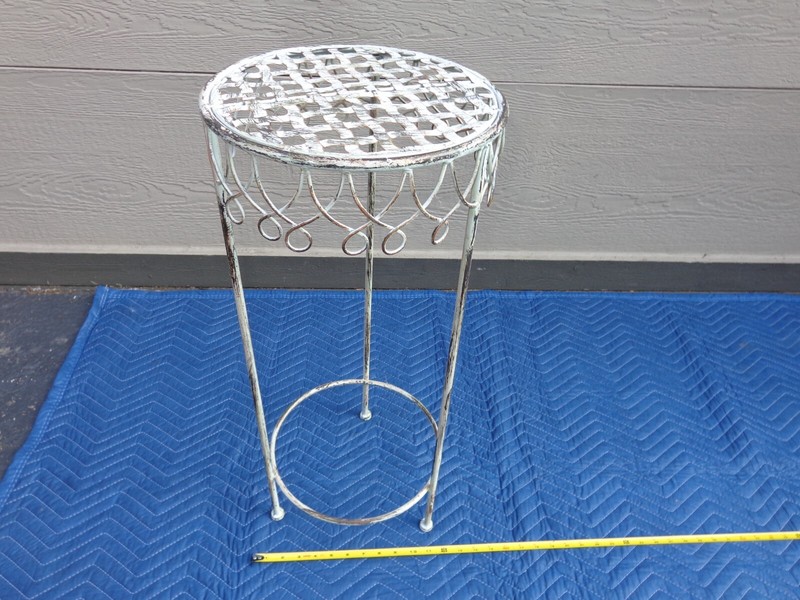 VINTAGE ALL METAL ROUND ACCENT TABLE – PLANT STAND 11 3/4 x 27 in VERY UNIQUE