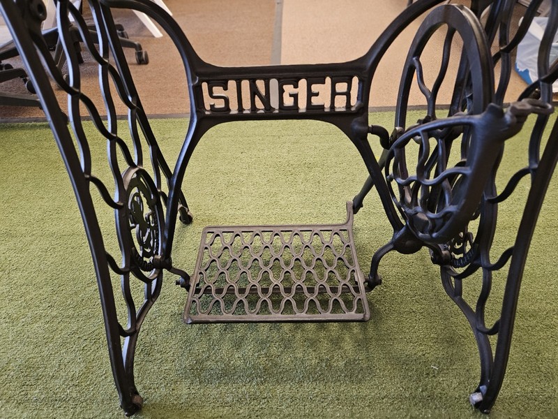Singer Sewing Vintage Table- EXCELLENT Condition -PICK UP ONLY Pennsylvania gallery