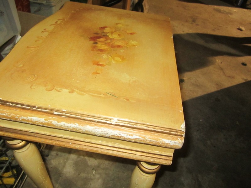 VTG SMALL CREAM COLORED OCCASIONAL TABLE W/FLORAL DECOR IN CENTER TOP gallery