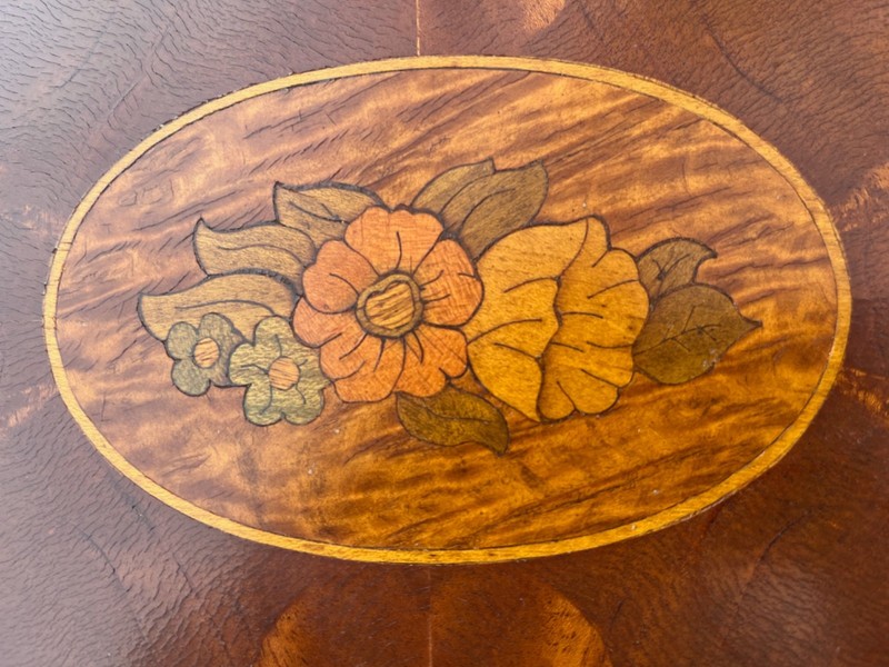 Coloniall Coffee Table Piecrust With Inlaid Medallion Flame Mahogany gallery