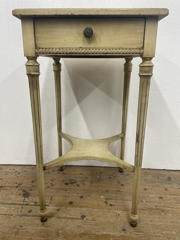 Vintage Hollywood Regency Table w Drawer and Shelf Nightstand lamp stand