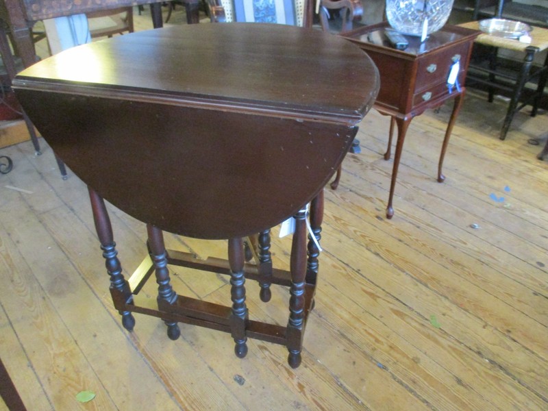 Vintage Mahogany Small Oval Drop-leaf Gateleg Table