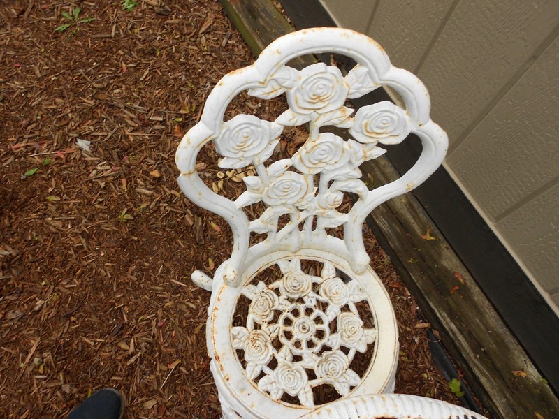 ANTIQUE ORIGINAL ORNATE CAST IRON ROSE PATTERN GARDEN TABLE 23x25in + 2 CHAIRS!! gallery