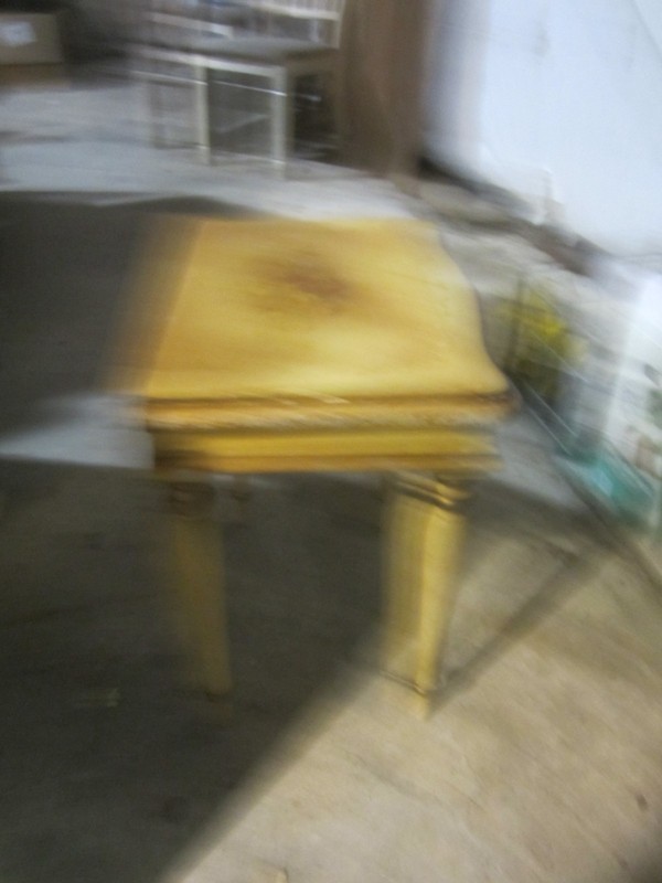 VTG SMALL CREAM COLORED OCCASIONAL TABLE W/FLORAL DECOR IN CENTER TOP gallery